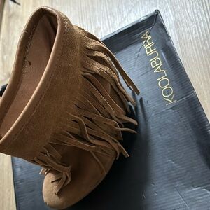 Kookaburra size 7 chestnut fringe wedge booties.